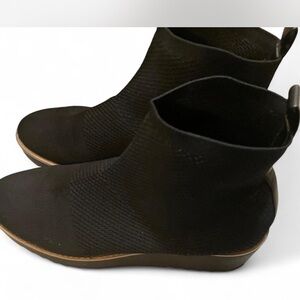 Stylish Black Ankle 👢 made with a wedge and stretch material extremely comfy!